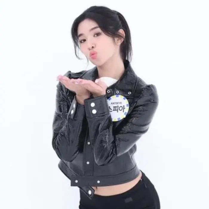 Katseye Sophia wearing black leather jacket at Weekly Idol